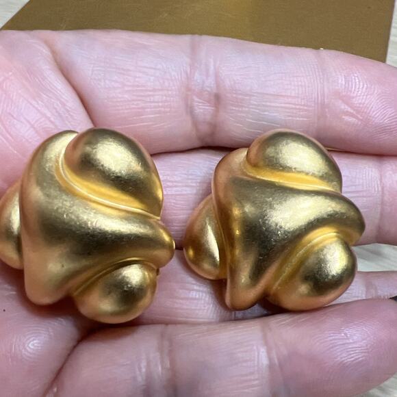 Kenneth Jay Lane Goldstone Satin Finish Abstract Clip On Earrings - Picture 2 of 6